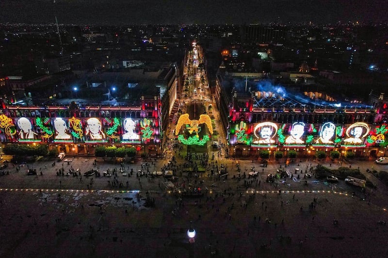 Paseo de la Reforma iluminado con motivo de las fiestas patrias