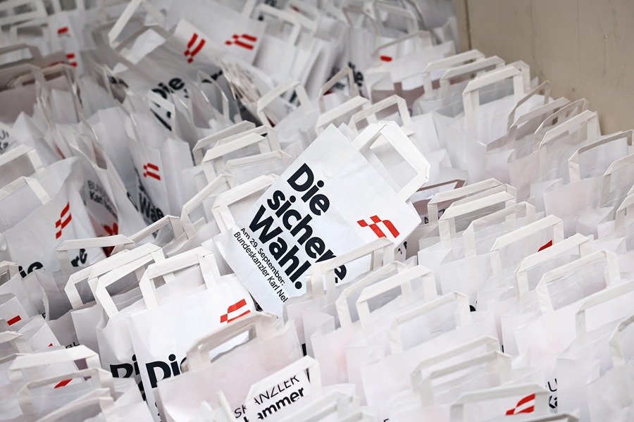 Bolsas de papel con el tema del gobernante Partido Popular de Austria (OeVP) en exhibición durante un mitin