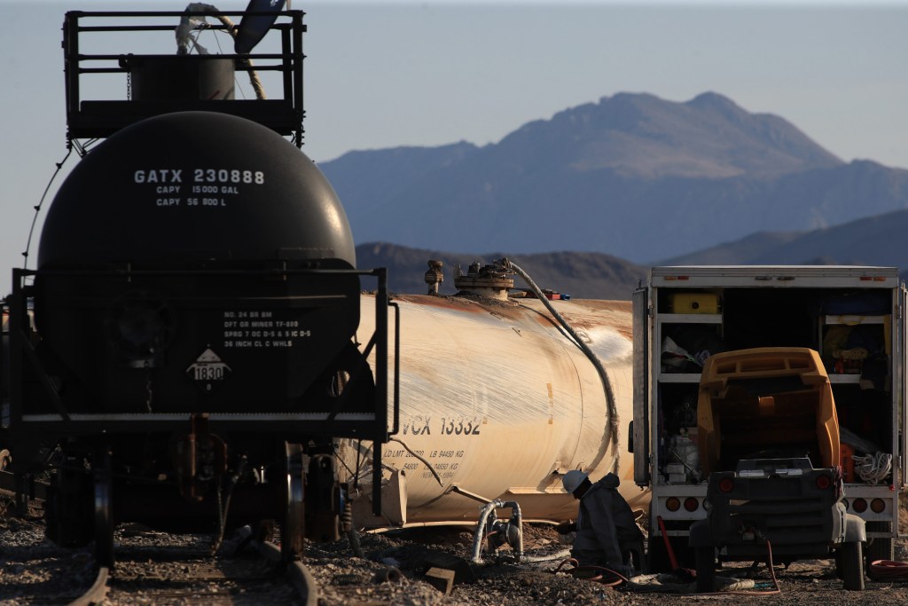 Autoridades en Chihuahua drenan ácido sulfúrico del tren que descarriló con migrantes - autoridades-en-chihuahua-drenan-acido-sulfurico-del-tren-que-descarrilo-con-migrantes-1024x683