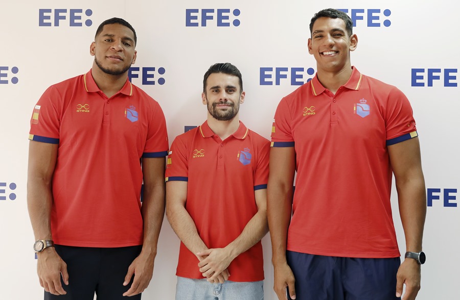 Los boxeadores españoles Ayoud Ghadfa (d), Emmanuel Reyes Pla (i) y José Quiles (c), en una entrevista con EFE