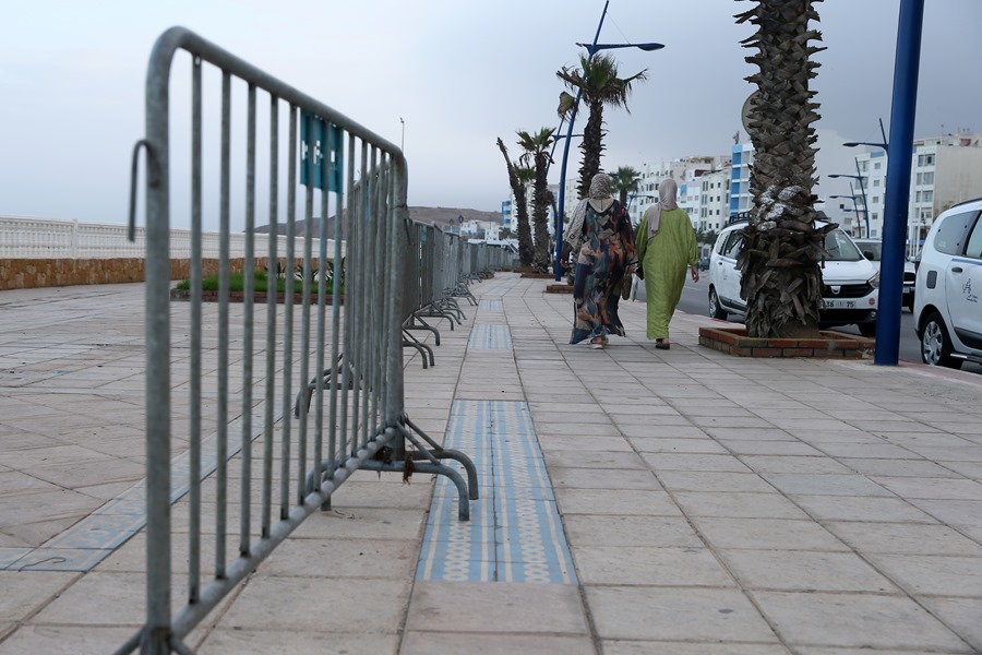 Vallas en el paseo marítimo de Castillejos para impedir el acceso al mar y frenar los intentos de llegar a Ceuta a nado