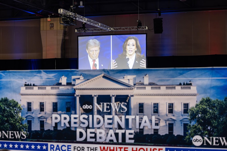 Una pantalla proyecta el debate electoral entre el expresidente estadounidense Donald Trump y la actual vicepresidenta Kamala Harris en Filadelfia, EE. UU