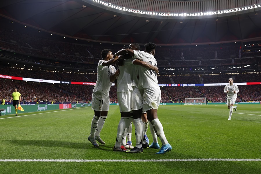 Los jugadores del Real Madrid celebran tras el gol