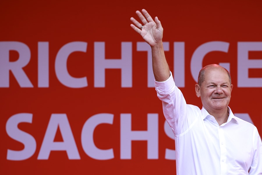 El canciller alemán Olaf Scholz hace olas mientras asiste a un mitin de campaña electoral del Partido Socialdemócrata (SPD) de Sajonia en Chemnitz