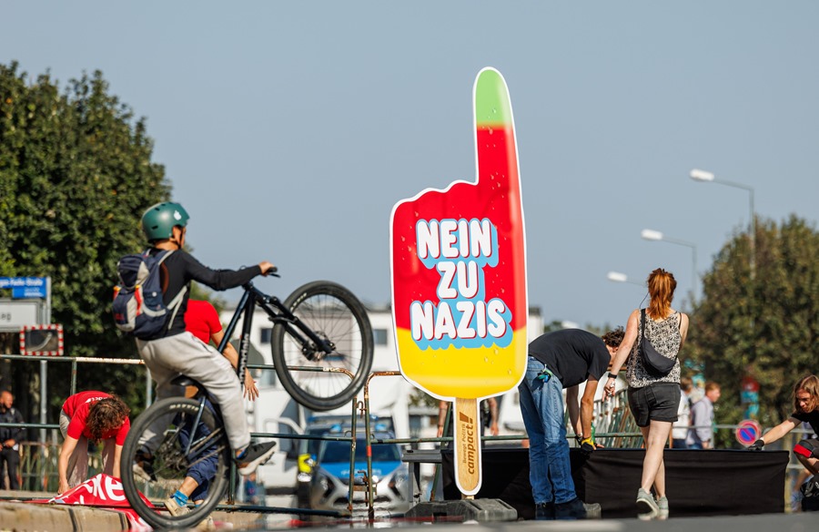 Los manifestantes presentan una pancarta con las palabras "No a los nazis" durante las elecciones estatales de Turingia