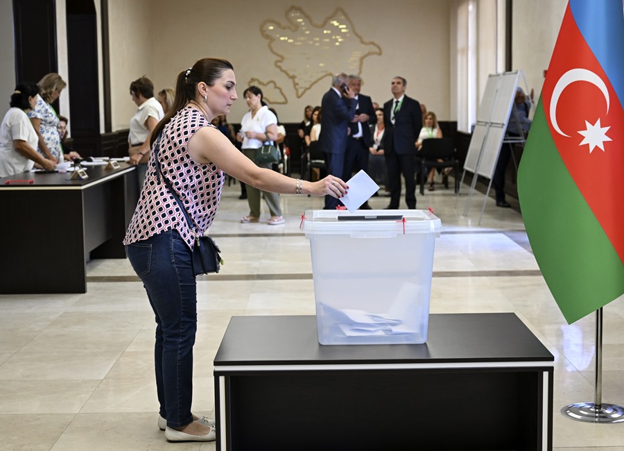 Una mujer vota durante las elecciones parlamentarias en Bakú