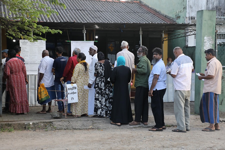 Ciudadanos de Sri Lanka hacen cola en un colegio electoral de Colombo.