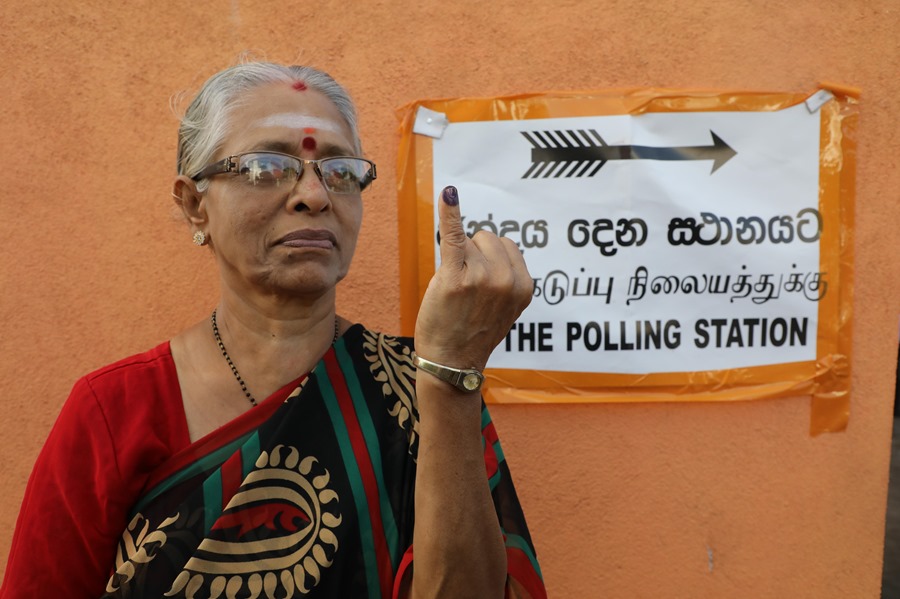 Una mujer de Sri Lanka tras ejercer su voto en la elecciones presidenciales.