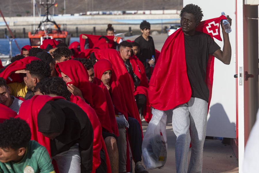 Algunos de los migrantes rescatados este sábado en Gran Tarajal (Fuerteventura).