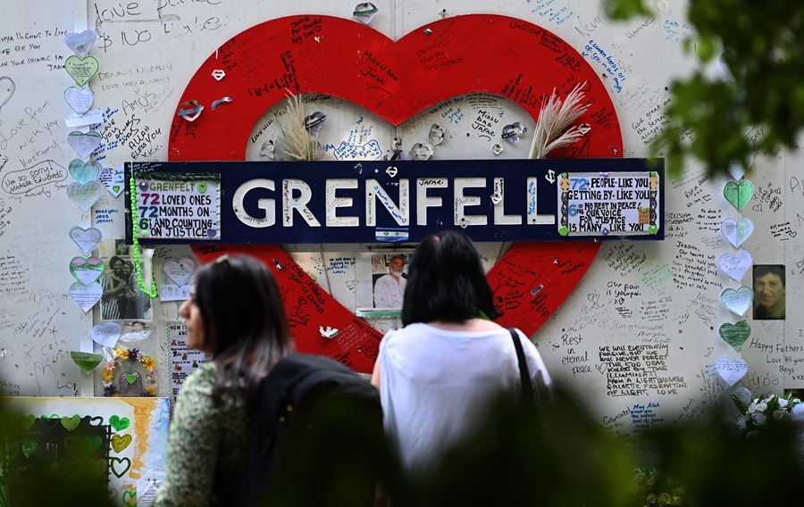 La gente recuerda las vidas perdidas en el muro de Grenfell en Londres