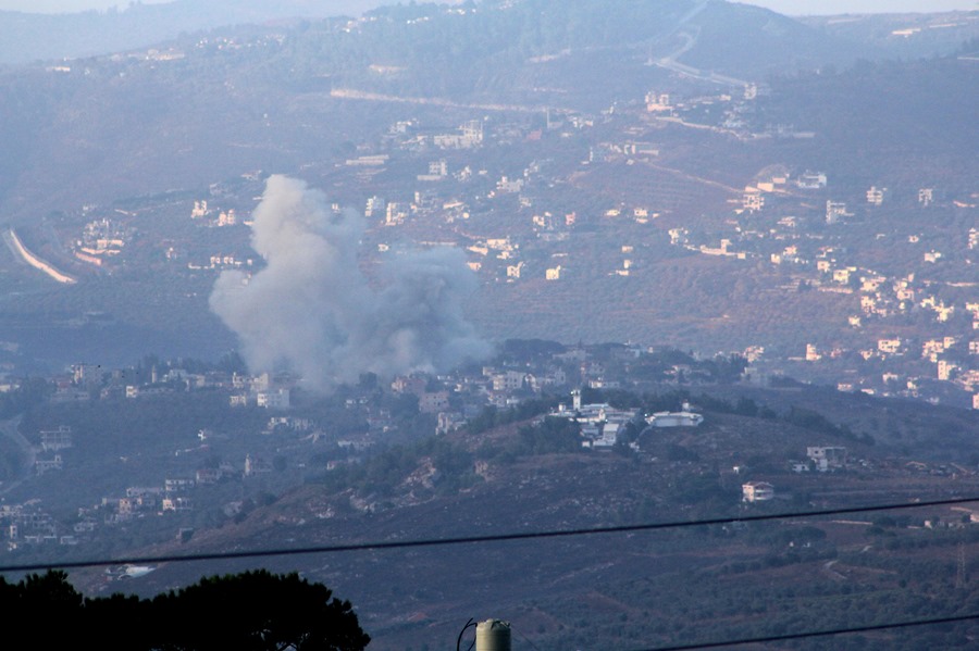 Columnas de humo por los ataques aéreos israelíes contra pueblos libaneses, visto desde Marjaayoun.