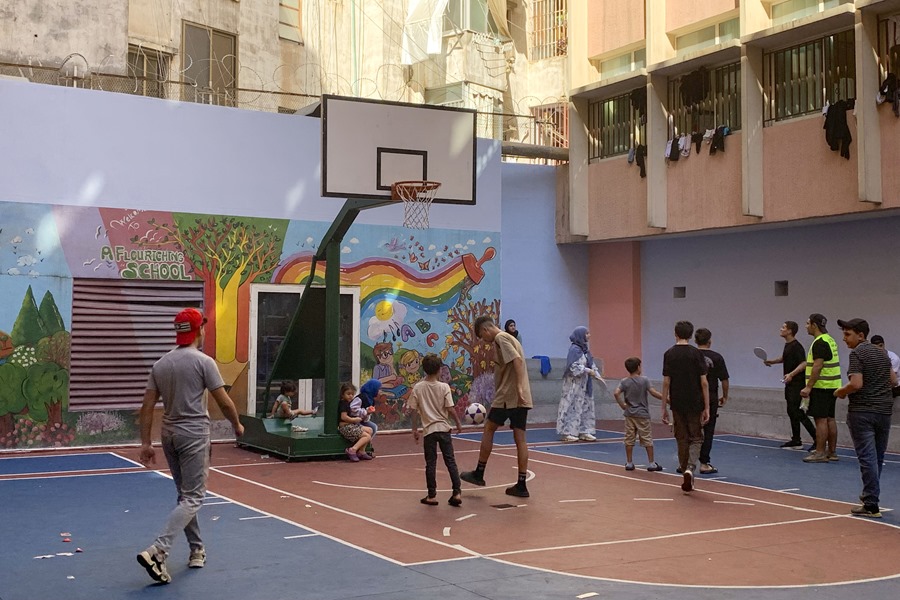 Desplazados libaneses en el patio de un colegio habilitado como albergue en Beirut