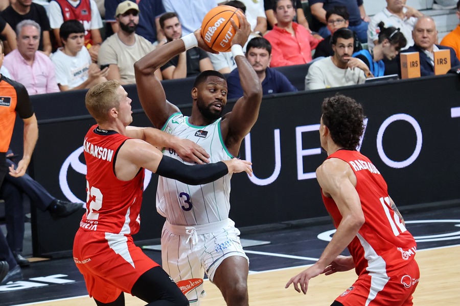 Melvin Ejim (c), de Unicaja, ante Hakanson (i) y Radebaugh del UCAM Murcia, durante el segundo partido de semifinales de la Supercopa Endesa