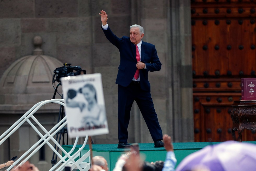 El presidente de México, Andrés Manuel López Obrador, saluda durante el sexto Informe de Gobierno este domingo, en el Zócalo en Ciudad de México (México). EFE/ Isaac Esquivel