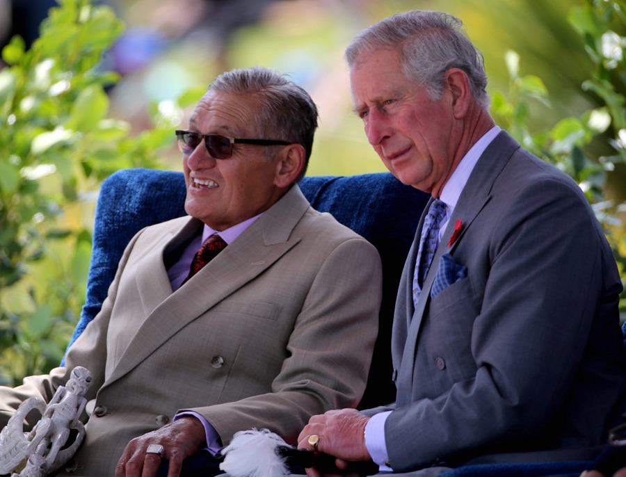 Carlos de Ingalterra, a la derecha, con el rey maorí Kiingi Tuheitia a punto de ver una exhibición de 5 waka, canoas maoríes en el río Waikato en Turangawaewae Marae, Hamilton, Nueva Zelanda