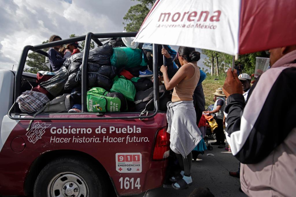 Migrantes piden a Sheinbaum libre tránsito y trato digno - migrantes-centroamericanos-en-puebla-1024x683