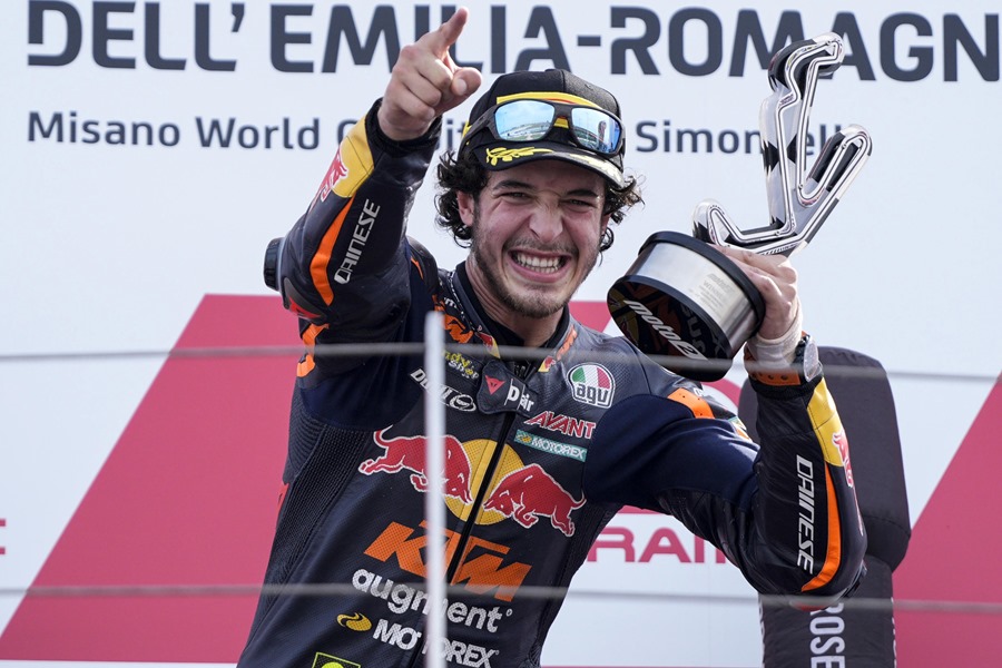 El piloto italiano Celestino Vietti celebra su victoria en la carrera de Moto2 del Gran Premio de Emilia Romagna en el Circuito Marco Simoncelli en Misano Adriatico, Italia