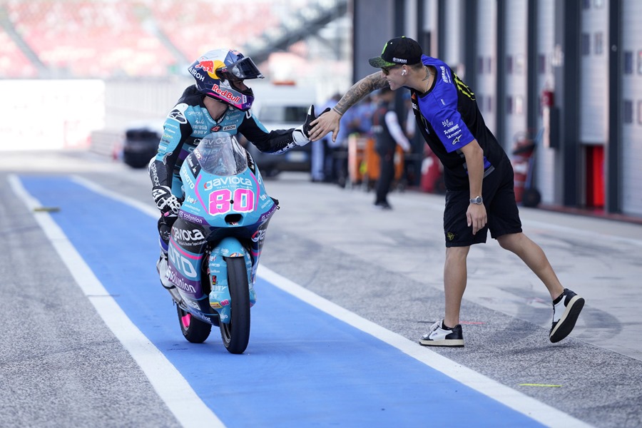 El colombiano de origen español David Alonso del CFMOTO Aspar Team celebra su victoria en la carrera de Moto3 del Gran Premio de Emilia Romagna.