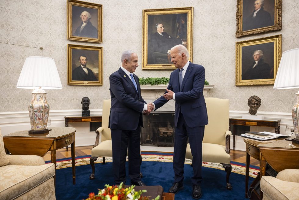 El primer ministro de Israel, Benjamín Netanyahu (i), habla con el presidente de EE.UU., Joe Biden (d), este 25 de julio de 2024, en la Casa Blanca, en Washington. EFE/Samuel Corum/Pool