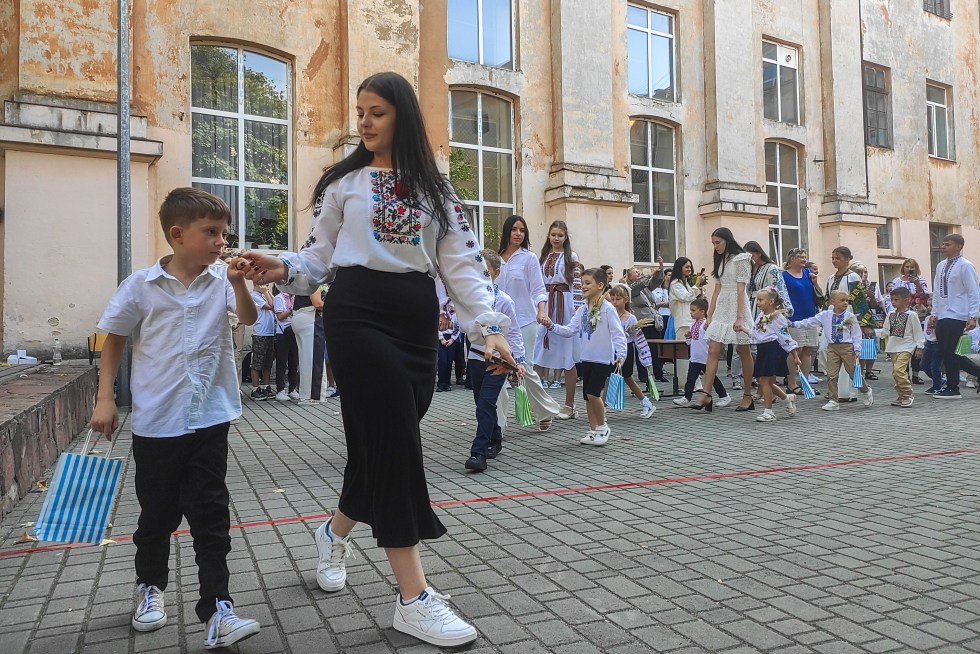 Cientos de miles de niños ucranianos regresaron a las aulas este lunes tras las vacaciones estivales, en medio de intensos ataques rusos por todo el país y de cortes de electricidad causados por los golpes contra el sistema energético.