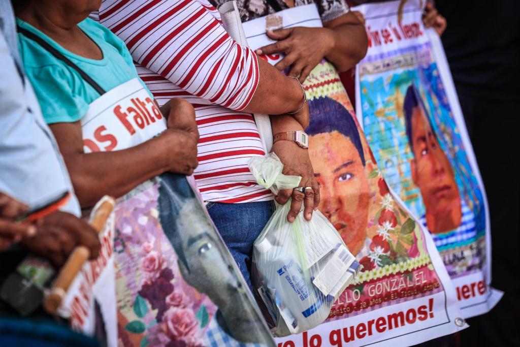 Ayotzinapa grita contra la represión tras diez años de lucha e incertidumbres - padres-con-fotos-de-estudiantes-de-ayotzinapa-desaparecidos-1024x683