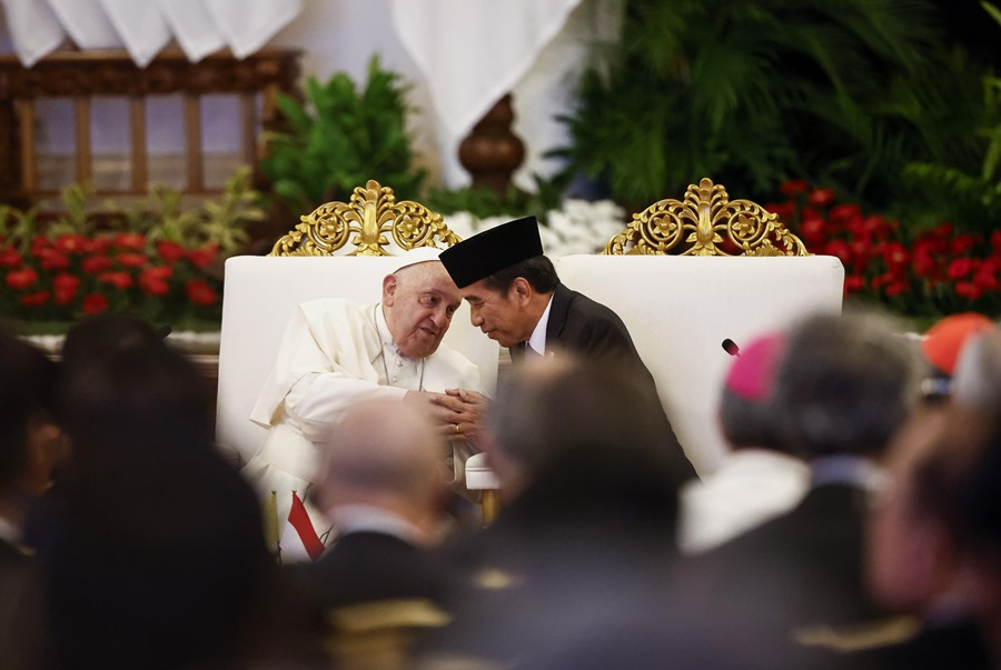 El Papa Francisco y el presidente indonesio Joko Widodo se dan la mano