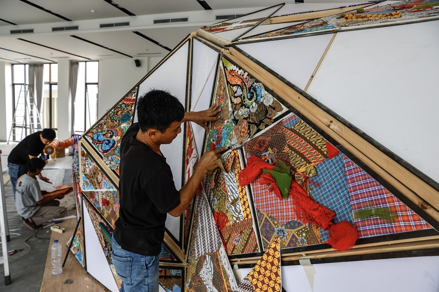 Los trabajadores instalan una instalación de arte llamada 'Proyecto Hati Polyhedron' como símbolo de unidad en la diversidad por parte de la organización Scholas Occurrentes, antes de la visita del Papa Francisco, en el centro juvenil de Yakarta