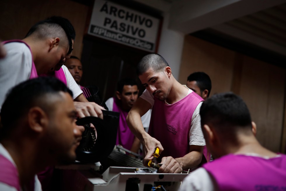 Presos del centro penitenciario La Esperanza realizan trabajos de reparación, como parte de la política de reinserción denominada Plan Cero Ocio, el 29 de agosto de 2024, en San Salvador (El Salvador). EFE/ Rodrigo Sura