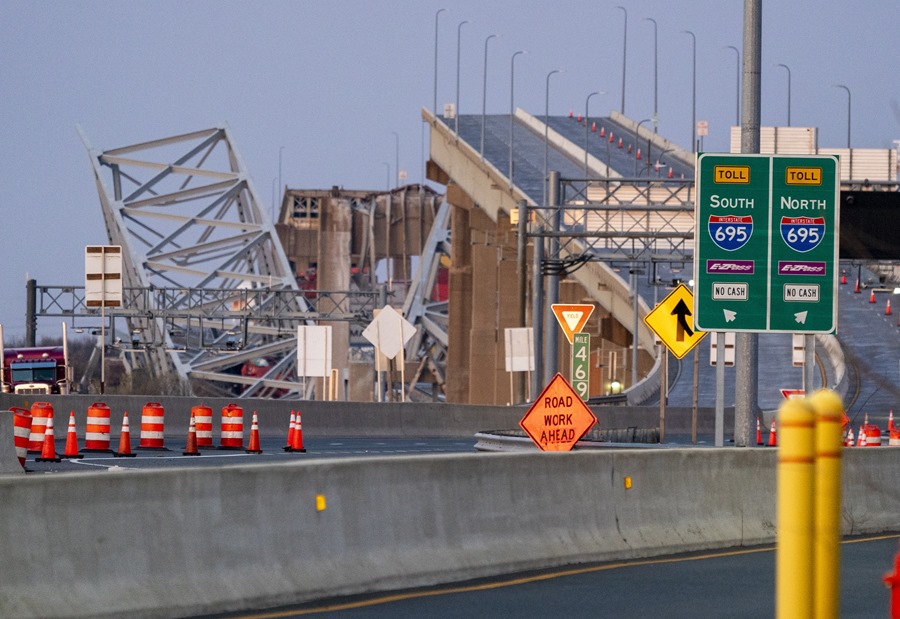 Vista del puente Francis Scott Key parcialmente derrumbado después de que un carguero chocara contra uno de sus pilares en Baltimore, Maryland, EE. UU.