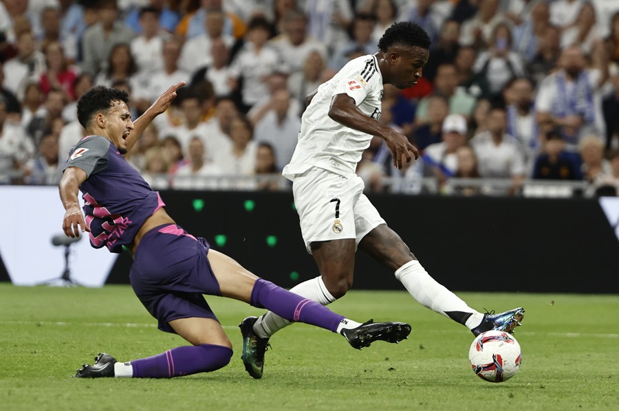 El delantero brasileño del Real Madrid, Vinicius Junior (d), golpea el balón ante el defensa marroquí del Espanyol, Omar El Hilali, en el partido de ayer.