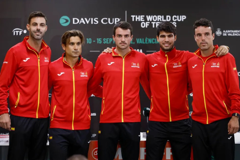 El capitán de la Selección Española de Tenis, David Ferrer (2º i), posa con los jugadores Carlos Alcaraz (2º d), Pedro Martínez Portero (c), Roberto Bautista (d), y Marcel Granollers, durante la rueda de prensa ofrecida este lunes en el Pabellón de la Fuente de San Luis, donde el equipo disputará el Grupo B de las Finales de la Copa Davis 2024 del 10 al 15 de este mes con el objetivo de lograr una de las dos plazas en juego para la Final 8 por el título, que se decidirá en Málaga del 19 al 24 de noviembre. EFE/Biel Aliño