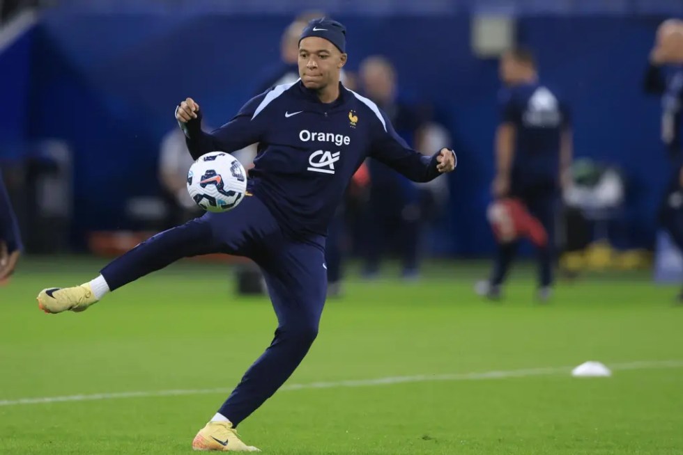 Kylian Mbappé durante el calentamiento previo al partido de fútbol del Grupo B de la Liga de Naciones de la UEFA entre Francia y Bélgica en Lyon, Francia.