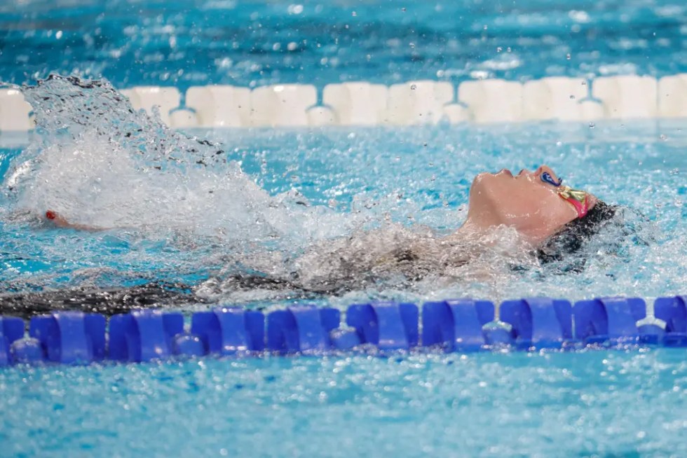 La nadadora española Marta Fernández en acción durante los 50 m espalda femenino en los Juegos Paralímpicos de París 2024.