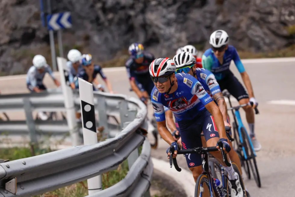 El pelotón durante la decimoquinta etapa de la Vuelta ciclista a España.