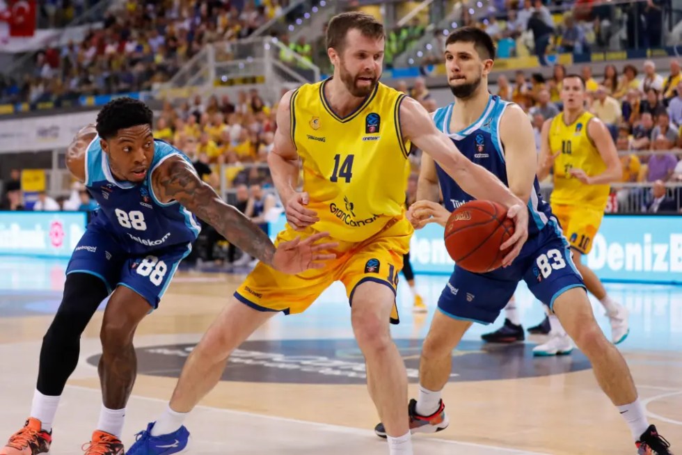 El jugador del Gran Canaria John Shurna (d) disputa una posesió el jugador del Turk Telekom Tyrique Jones (i) durante la final de la Eurocopa. EFE/ Elvira Urquijo A.