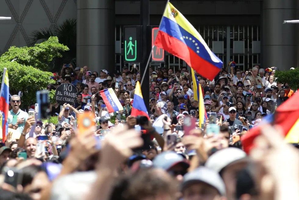 Miles de venezolanos protestan contra los resultados de las elecciones presidenciales del pasado domingo brindados por el Consejo Nacional Electoral (CNE), que proclamó ganador y reelegido al presidente Nicolás Maduro, este sábado en Caracas (Venezuela). Las protestas, convocadas por la mayor coalición opositora -la Plataforma Unitaria Democrática (PUD)- comenzaron en Caracas con normalidad y sin incidentes reseñables, pese a la gran afluencia de personas, tanto a pie como en motocicleta. EFE/ Ronald Peña R