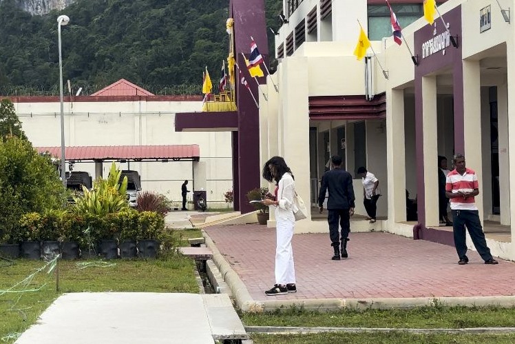 La madre de Daniel Sancho, Silvia Bronchalo,visita a su hijo a la cárcel tailandesa de Surat Thani, en el sur del país