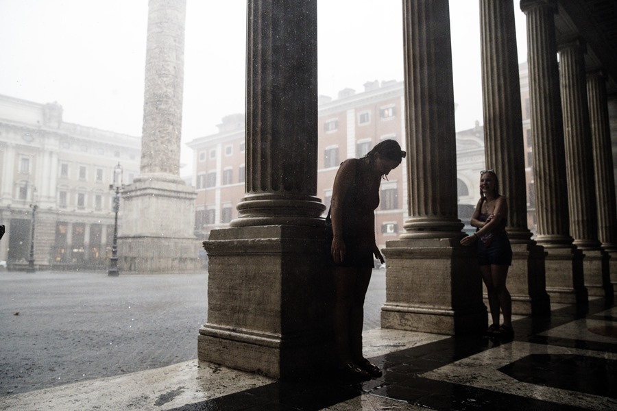 Los turistas se refugian de la lluvia, Roma