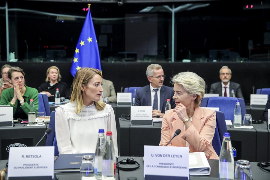 La presidenta del Parlamento Europeo, Roberta Metsola (izq.), y la presidenta de la Comisión Europea, Ursula von der Leyen (der.), en el Parlamento Europeo en Estrasburgo