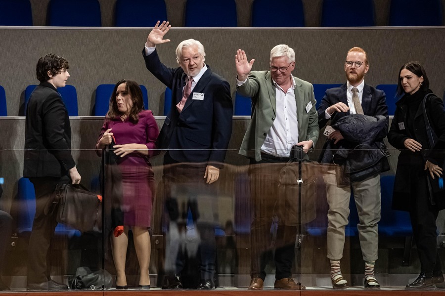 El fundador de WikiLeaks, Julian Assange (3i), su esposa Stella Assange (2i) y el editor jefe de Wikileaks, Kristinn Hrafnsson (3d), hoy en el Consejo de Europa.