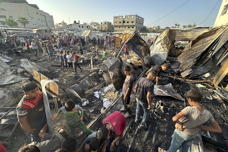 Israel ataca un campamento de desplazados en el centro de Gaza