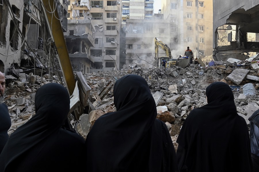 Búsqueda de posibles víctimas entre los escombros de un edificio atacado por Israel en Beirut