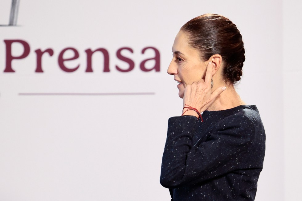 La presidenta de México, Claudia Sheinbaum, habla durante su conferencia de prensa de este miércoles en Palacio Nacional en la Ciudad de México (México). EFE/ José Méndez