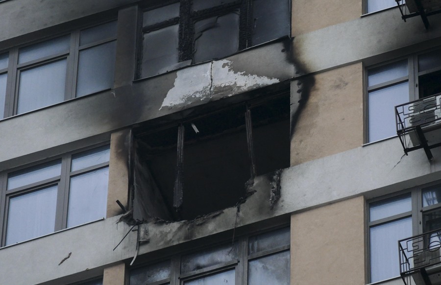 Ventanas dañadas en un edificio residencial tras un ataque con drones en Odesa