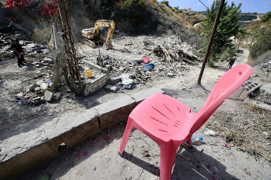 Una excavadora limpia los escombros en el lugar de un ataque militar israelí el 11 de octubre, en la aldea de Baysarieh, Sidón,