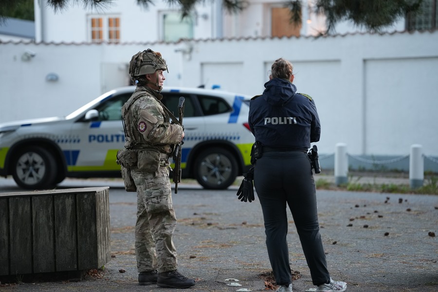 Los soldados se encuentran cerca del lugar de dos explosiones cerca de la embajada de Israel en Copenhague, Dinamarca