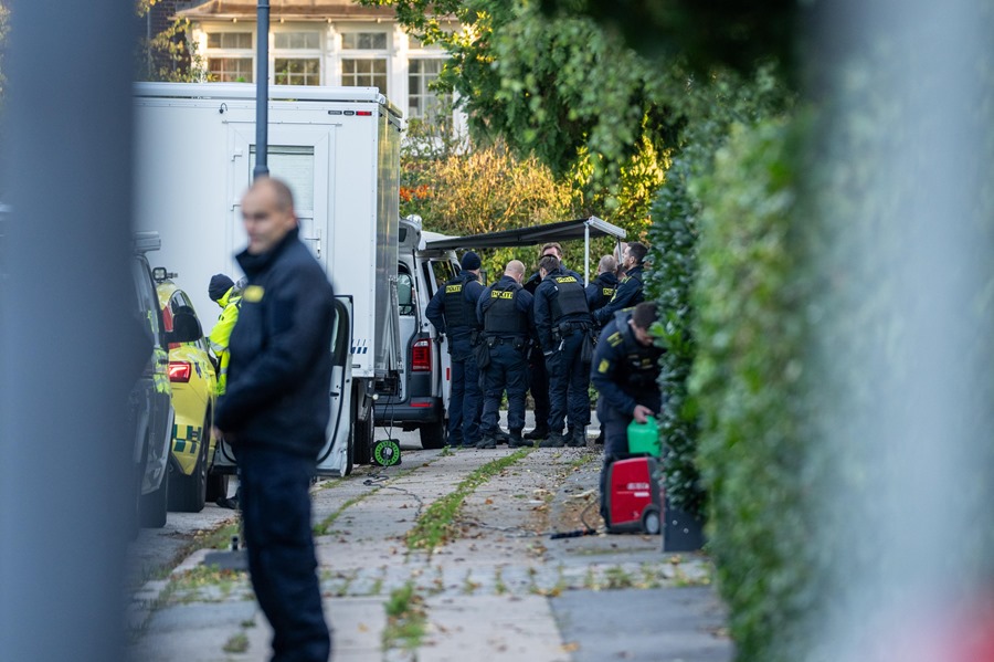 Los soldados se encuentran cerca del lugar de dos explosiones cerca de la embajada de Israel en Copenhague, Dinamarca