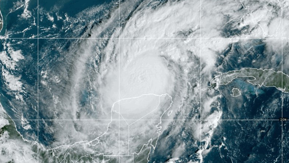 Miles evacuan la costa oeste de Florida ante la llegada de 'Milton' - huracan-milton-3