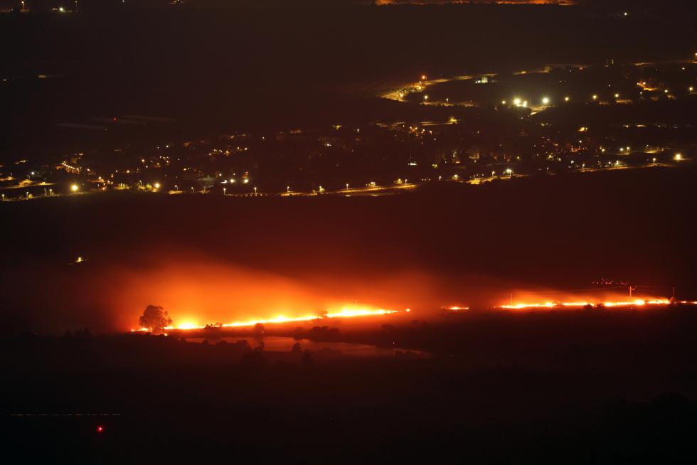 Vista de fuego tras un ataque de Hizbulá lanzado desde Líbano a la ciudad Kiryat Shemona, en el norte de Israel, este 5 de octubre de 2024. EFE/Atef Safadi