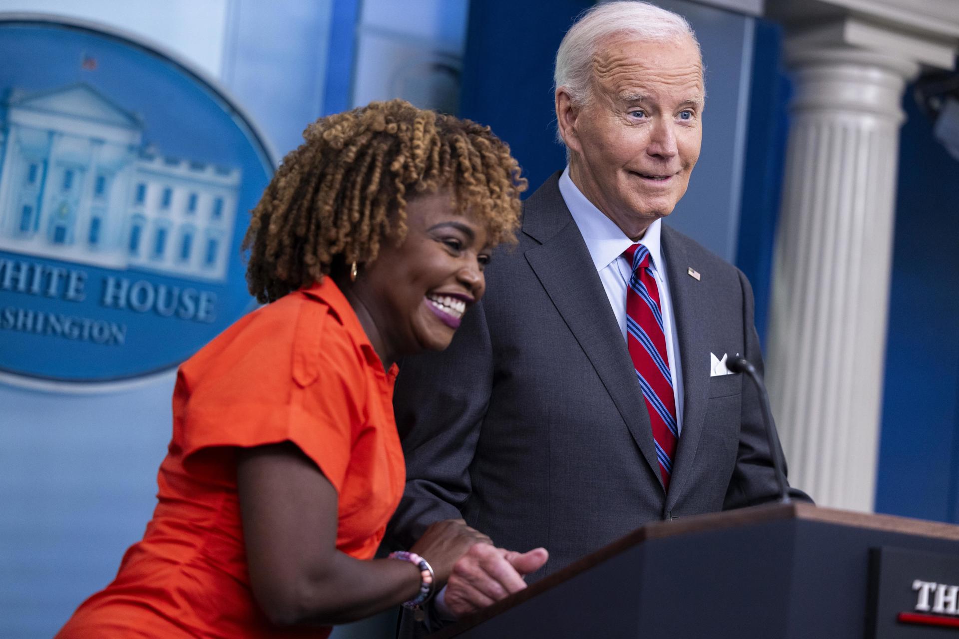 Biden comparece en la sala de prensa de la Casa Blanca por primera vez en su mandato